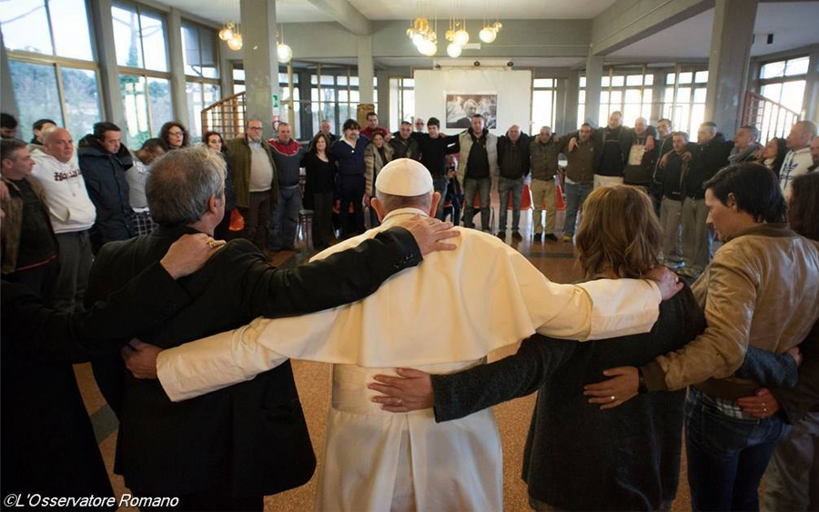 Papa Francisco visita a jóvenes que tratan de dejar las drogas.