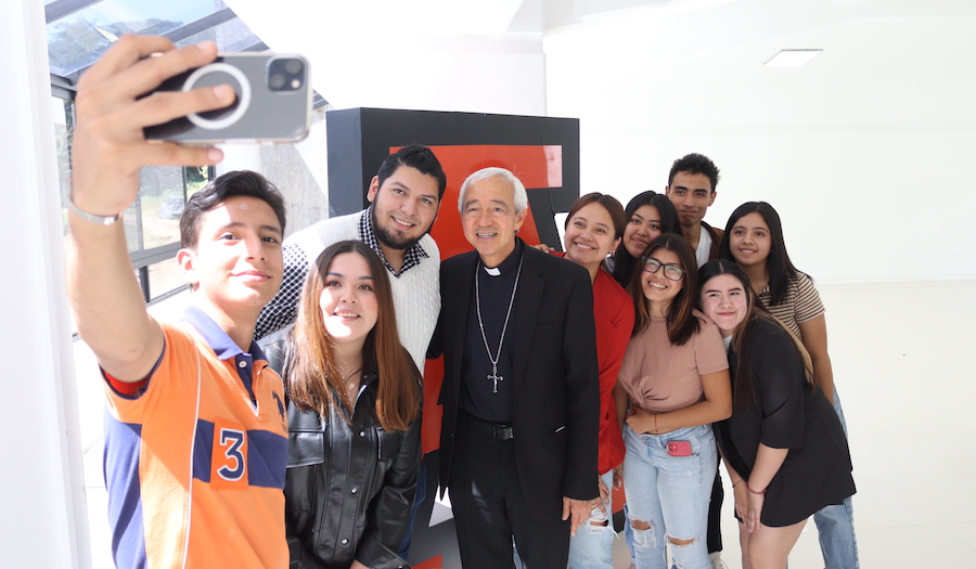 Mons. Jorge Carlos Patrón Wong visita a alumnos de la Anáhuac