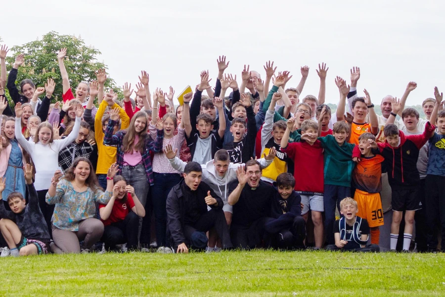 Grupo de niños y jóvenes del Torneo de la Amistad en Francia