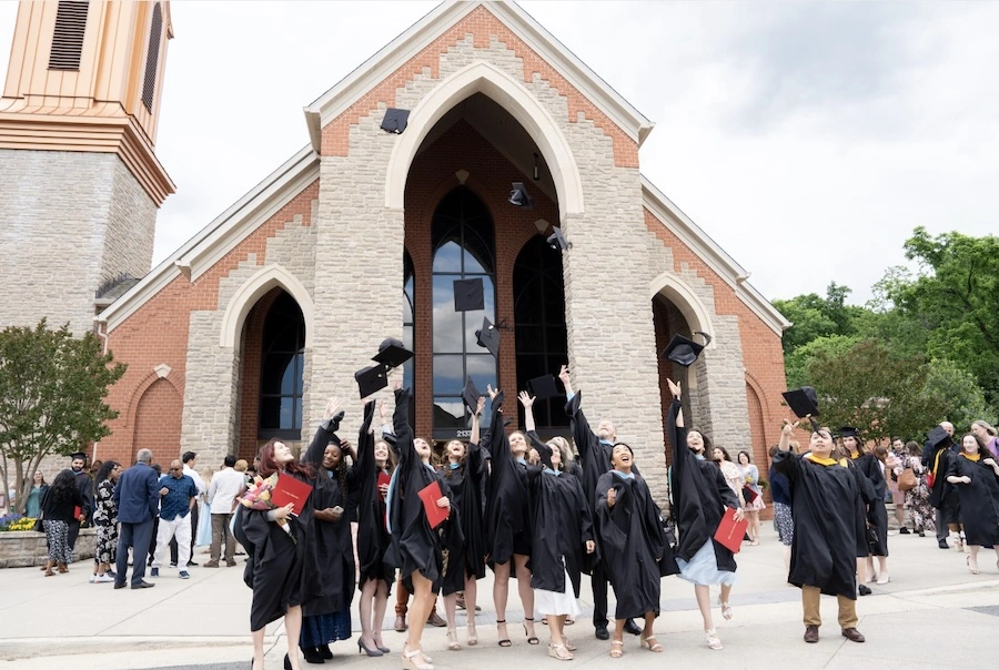 «En un mundo necesitado de sanación y unidad, cada uno de ustedes es la respuesta a una oración» - Divine Mercy University