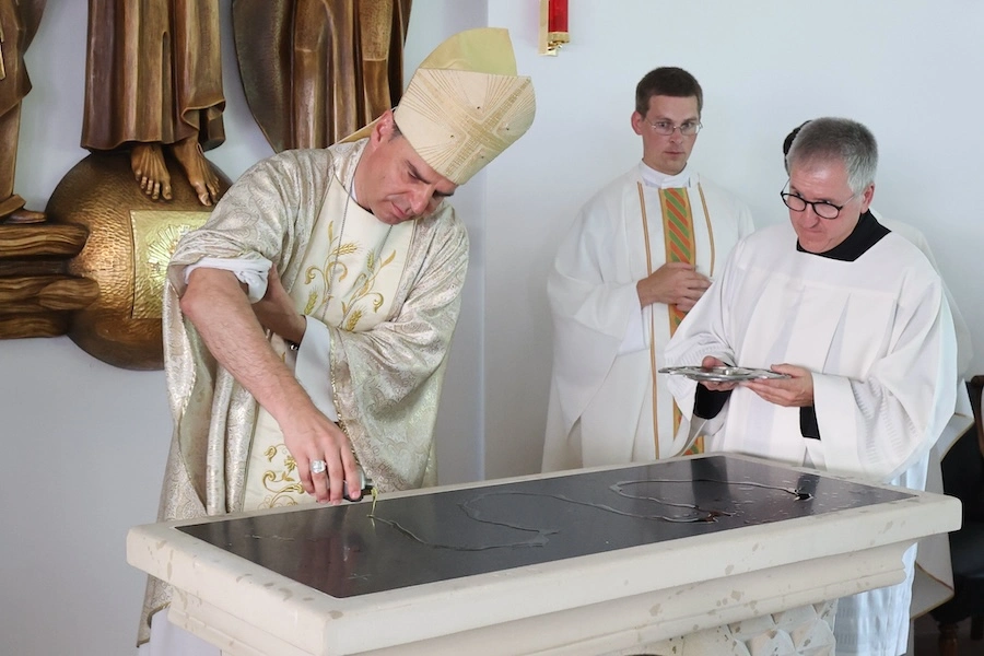 «Traigan fuego al mundo» - Bendicen altar del centro de apostolado Cristo Rey, en Alemania