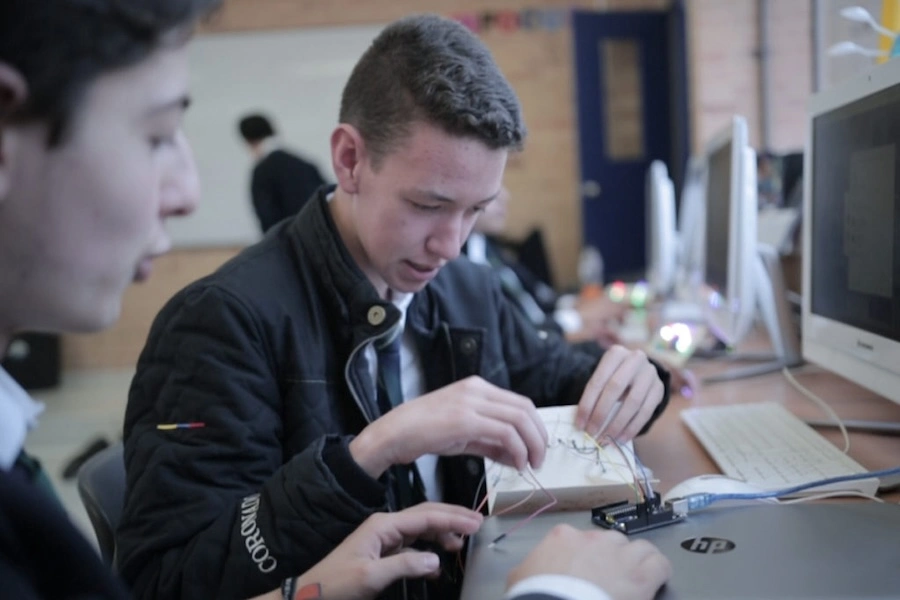 Más allá del aula: el educador como guía, testigo y sembrador