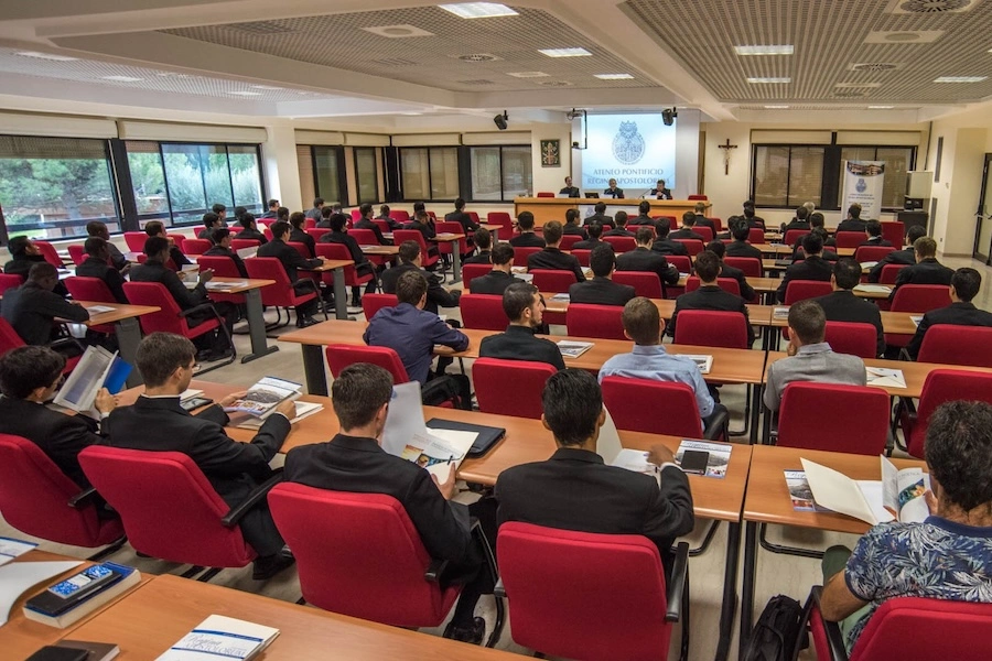El P. Fernando Pascual, L.C., además de las clases, también dedica parte de su ministerio sacerdotal apoyando en parroquias.