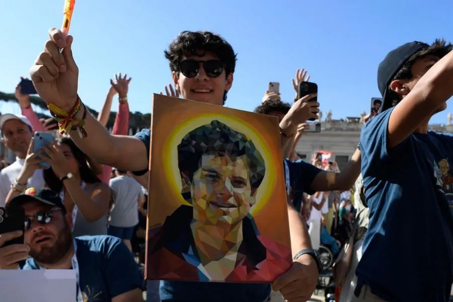 El Papa firma cuadro de Carlo Acutis a joven del Regnum Christi