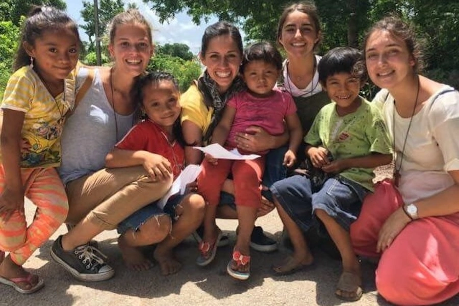 Jóvenes españoles en misión entre tierras mayas