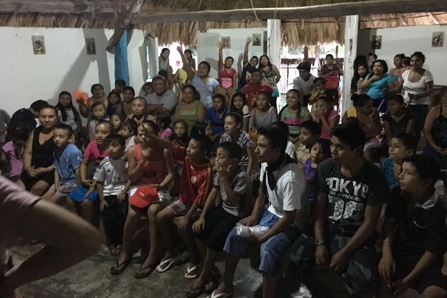 Jóvenes españoles en misión entre tierras mayas