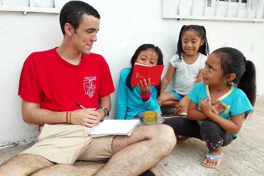 Jóvenes españoles en misión entre tierras mayas