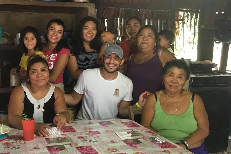 Jóvenes españoles en misión entre tierras mayas