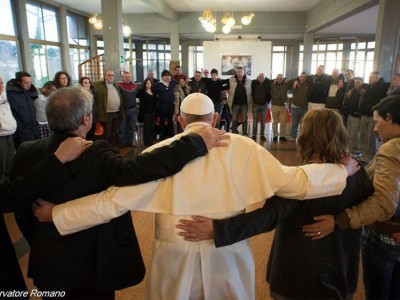 Papa Francisco visita a jóvenes que tratan de dejar las drogas.