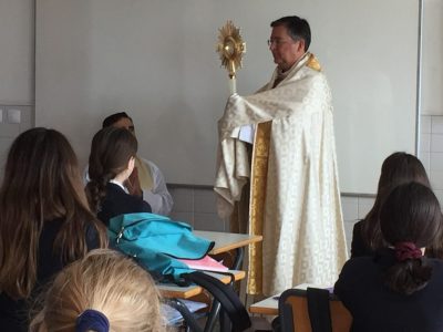 Cristo Eucaristía visita cada aula de Cumbres School Valencia