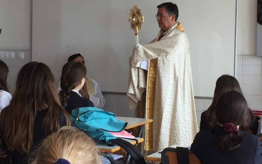 Cristo Eucaristía visita cada aula de Cumbres School Valencia