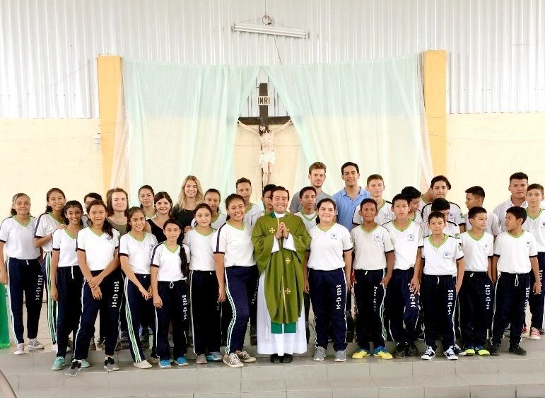 Colegio Mano Amiga El Salvador recibe misioneros de Francia