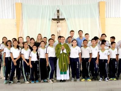 Colegio Mano Amiga El Salvador recibe misioneros de Francia