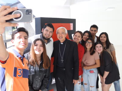 Mons. Jorge Carlos Patrón Wong visita a alumnos de la Anáhuac