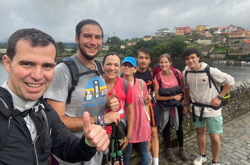 «Young people know how to have fun, how to challenge themselves, how to pray, how to rejoice» - More than 100 young people from Regnum Christi walked towards Santiago de Compostela