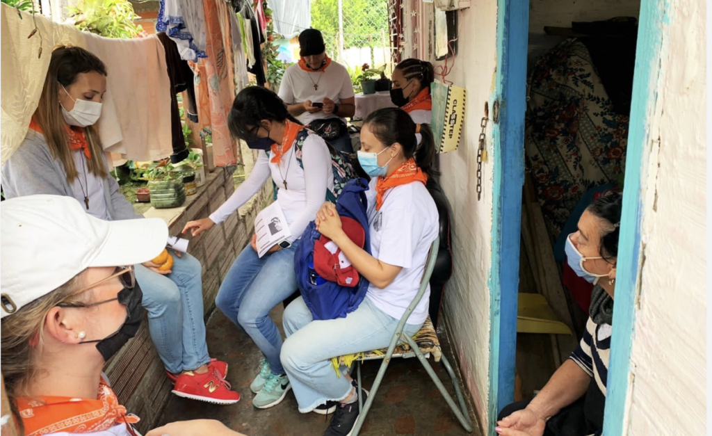 Colaboradores del Colegio Cumbres de Medellín dan un día por los demás