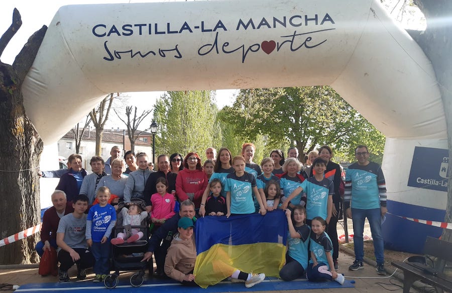 Fabiola y Patricia, consagradas del Regnum Christi, con los 44 ucranianos atendidos por Altius