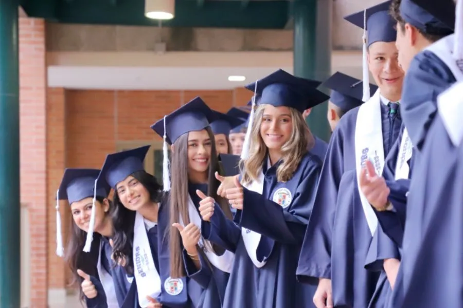 Más allá del aula: el educador como guía, testigo y sembrador