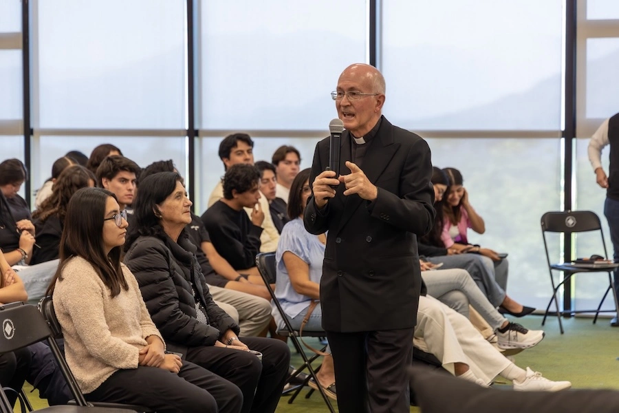 Enseñar para servir: la misión de un sacerdote profesor en Roma