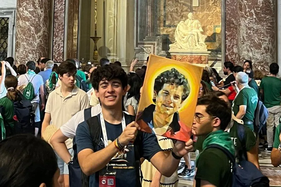 El Papa firma cuadro de Carlo Acutis a joven del Regnum Christi