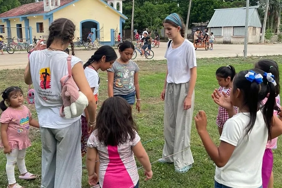 Jóvenes españoles en misión entre tierras mayas