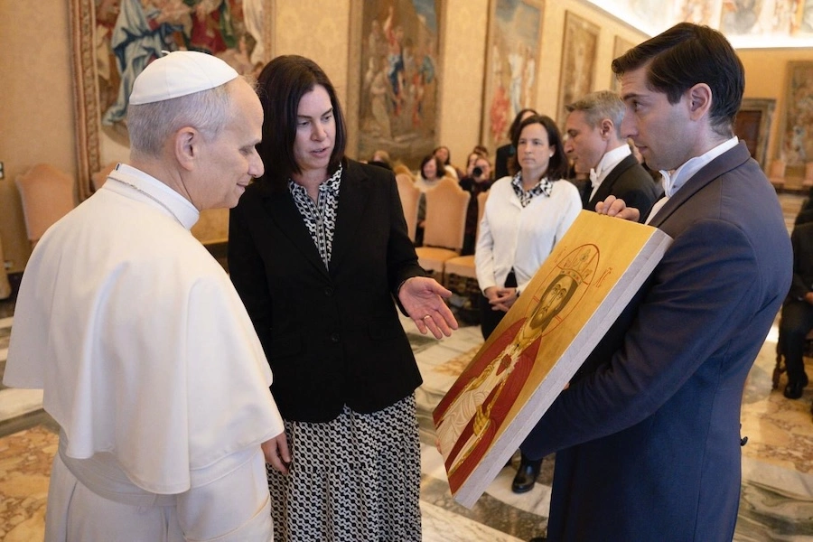 Taís Gea, consagrada del Regnum Christi, crea un icono de Cristo Rey – Sagrado Corazón para el Papa León XIV: “Una profesión de fe hecha imagen”