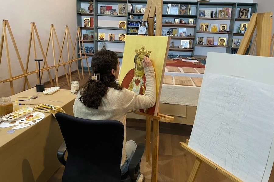 Taís Gea, a consecrated member of Regnum Christi, creates an icon of Christ the King - Sacred Heart for Pope Leo XIV: “A profession of faith made image”.”