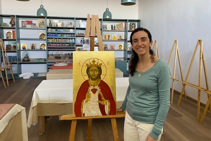Taís Gea, a consecrated member of Regnum Christi, creates an icon of Christ the King - Sacred Heart for Pope Leo XIV: “A profession of faith made image”.”